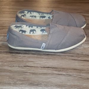 Toms size 7 gray in great condition
